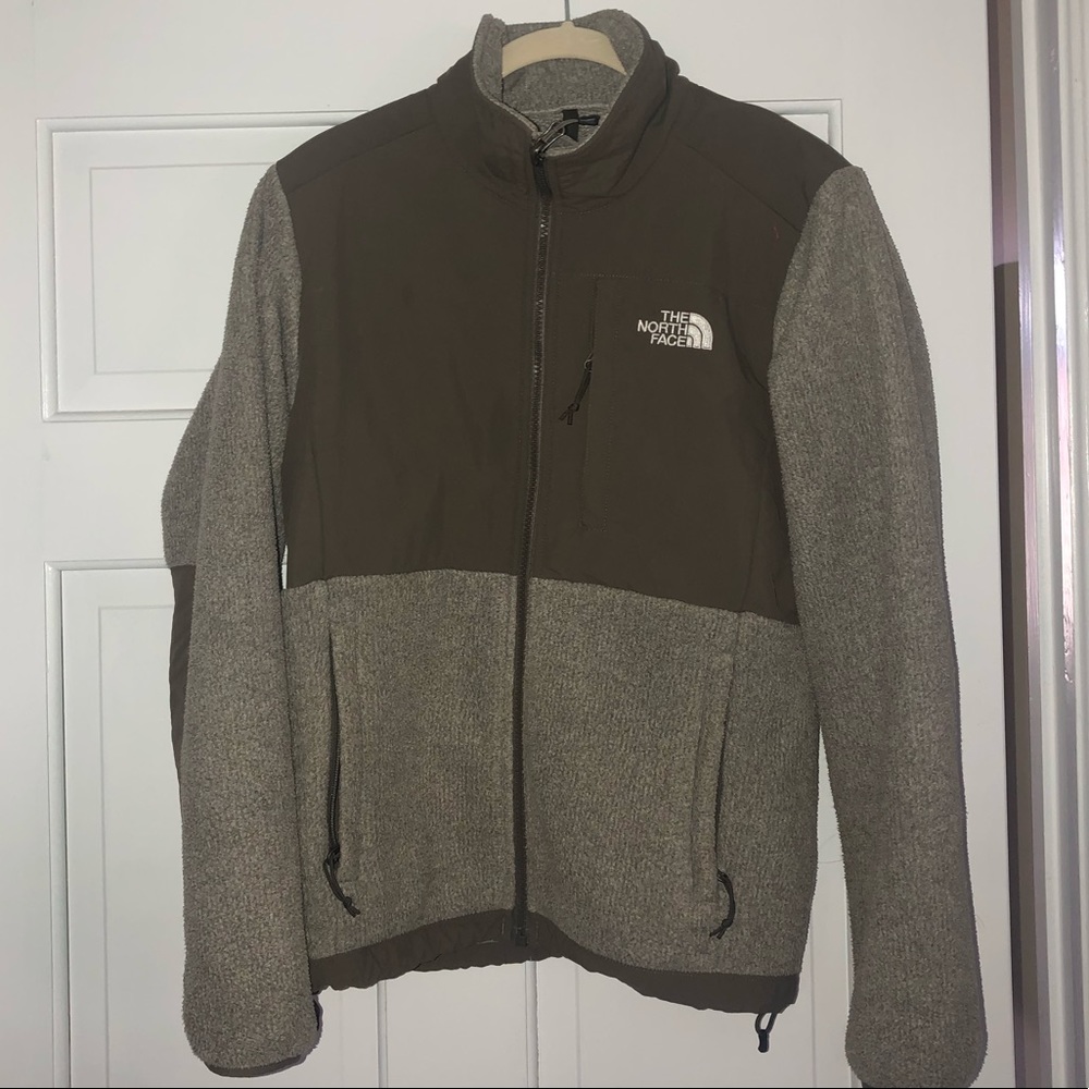 Cute oatmeal Northface! Small, good condition! Minor pilling on inside of jacket